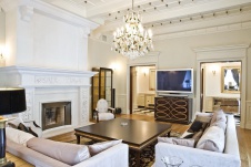 Фото интерьера гостиной загородного дома в классическом стиле