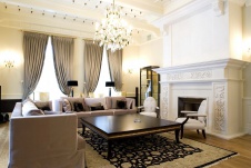 Фото интерьера каминной загородного дома в классическом стиле