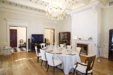 Фото интерьера столовой загородного дома в классическом стиле