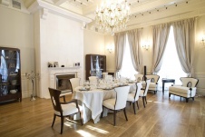Фото интерьера столовой загородного дома в классическом стиле