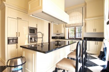 Фото интерьера кухни загородного дома в классическом стиле