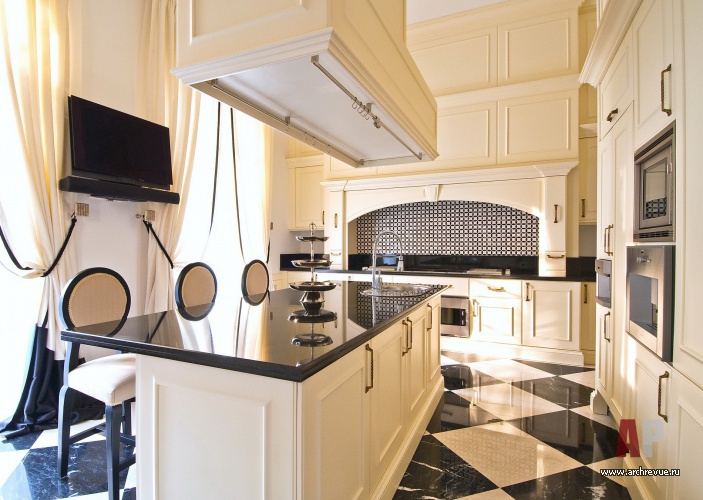 Фото интерьера кухни загородного дома в классическом стиле