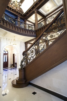 Фото лестницы загородного дома в классическом стиле