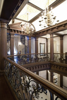 Фото лестницы загородного дома в классическом стиле