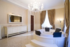 Фото интерьера санузла загородного дома в классическом стиле