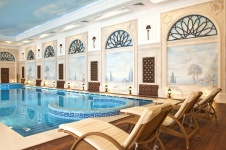 Фото интерьера бассейна загородного дома в классическом стиле