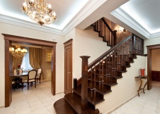 Фото лестницы двухэтажного загородного дома в классическом стиле