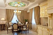 Фото интерьера столовой двухэтажного загородного дома в классическом стиле