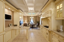 Фото интерьера кухни двухэтажного загородного дома в классическом стиле