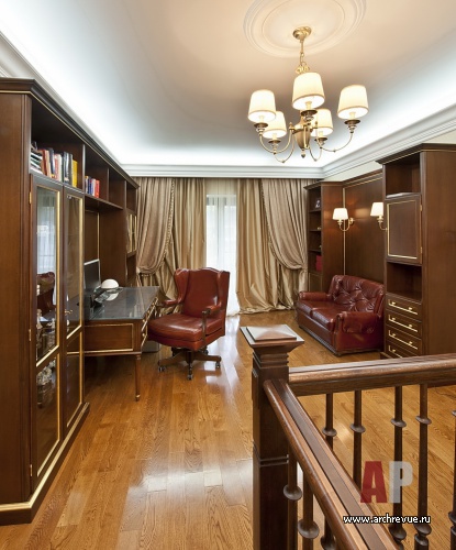 Фото интерьера кабинета двухэтажного загородного дома в классическом стиле