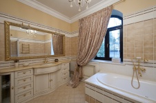 Фото интерьера санузла двухэтажного загородного дома в классическом стиле