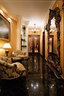 Фото интерьера входной зоны квартиры в классическом стиле