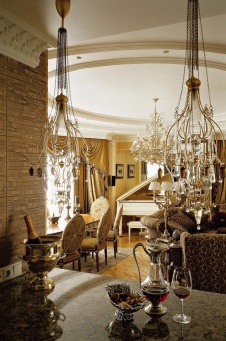 Фото интерьера кухни квартиры в классическом стиле