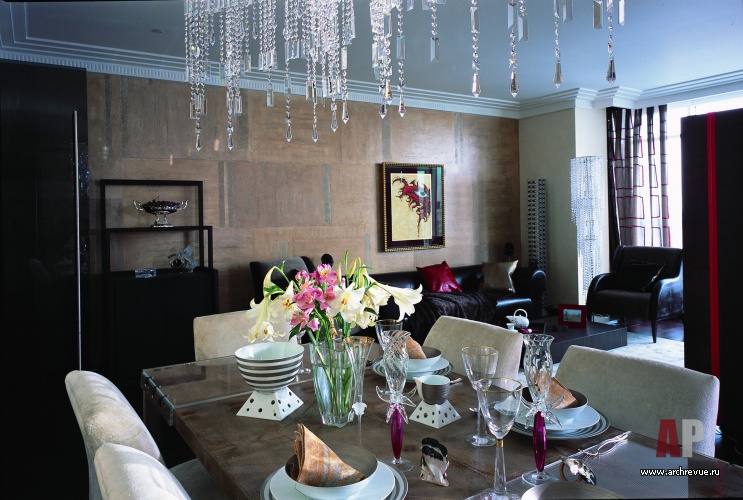 Фото интерьера столовой квартиры в стиле гламур