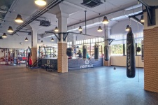 Фото интерьера тренировочного зала спортивного клуба в минимализме
