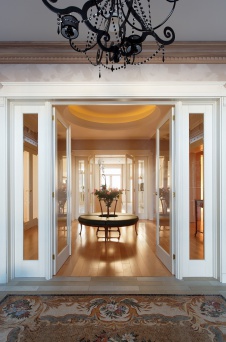 Фото интерьера входной зоны трехэтажного дома в стиле неоклассика