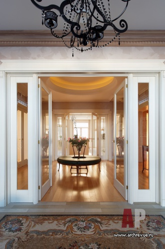 Фото интерьера входной зоны трехэтажного дома в стиле неоклассика