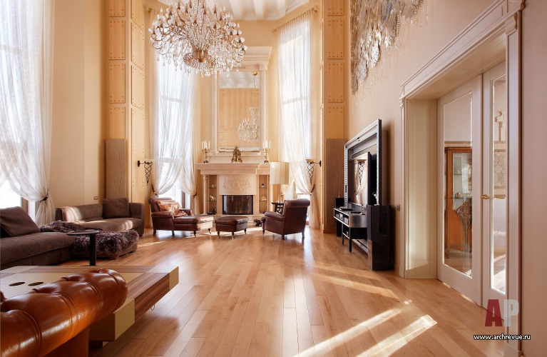 Фото интерьера гостиной трехэтажного дома в стиле неоклассика