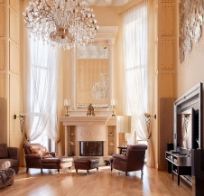 Фото интерьера каминной трехэтажного дома в стиле неоклассика