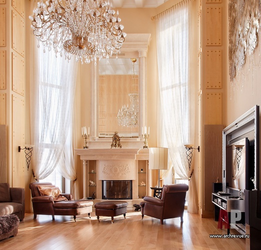 Фото интерьера каминной трехэтажного дома в стиле неоклассика