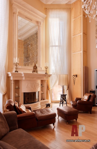 Фото интерьера каминной трехэтажного дома в стиле неоклассика