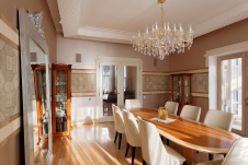 Фото интерьера столовой трехэтажного дома в стиле неоклассика