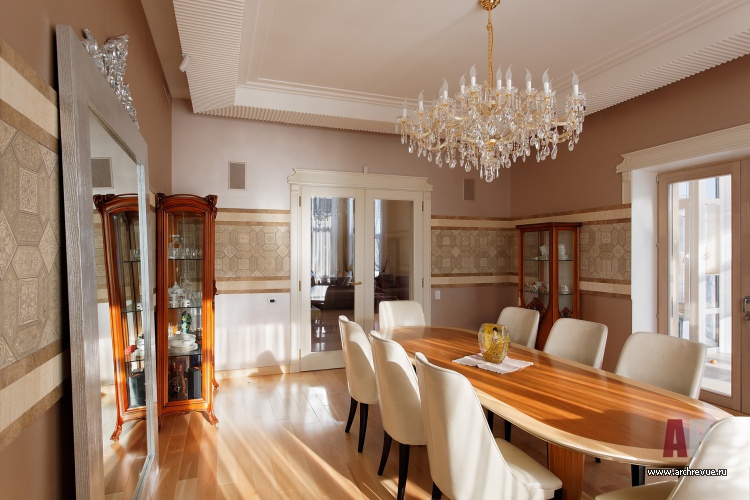 Фото интерьера столовой трехэтажного дома в стиле неоклассика