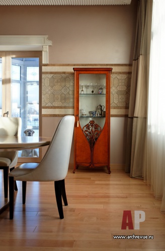 Фото интерьера столовой трехэтажного дома в стиле неоклассика