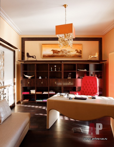 Фото интерьера кабинета трехэтажного дома в стиле неоклассика