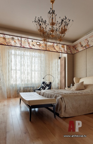 Фото интерьера спальни трехэтажного дома в стиле неоклассика