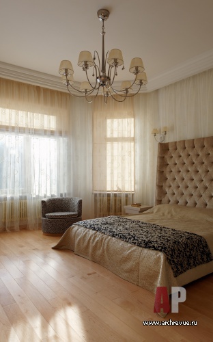 Фото интерьера гостевой трехэтажного дома в стиле неоклассика