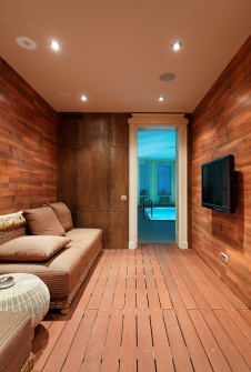 Фото интерьера бассейна трехэтажного дома в стиле неоклассика
