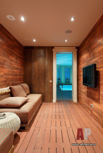 Фото интерьера бассейна трехэтажного дома в стиле неоклассика