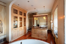 Фото интерьера санузла трехэтажного дома в стиле неоклассика