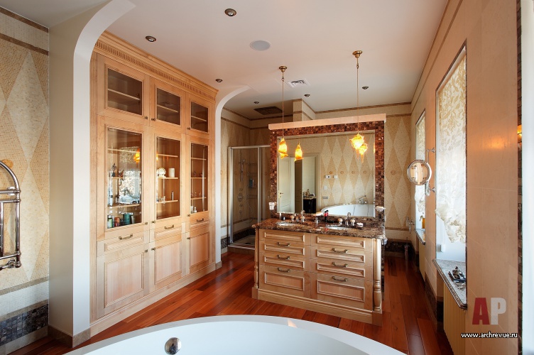 Фото интерьера санузла трехэтажного дома в стиле неоклассика