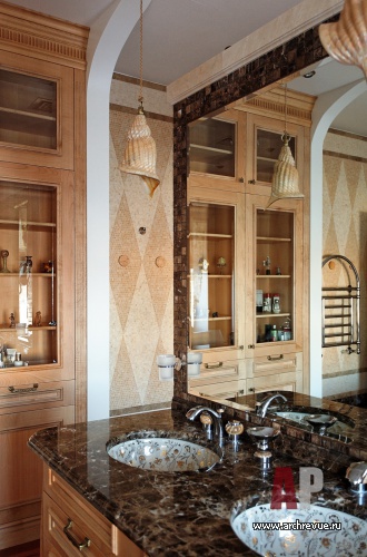 Фото интерьера санузла трехэтажного дома в стиле неоклассика