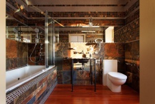 Фото интерьера санузла трехэтажного дома в стиле неоклассика