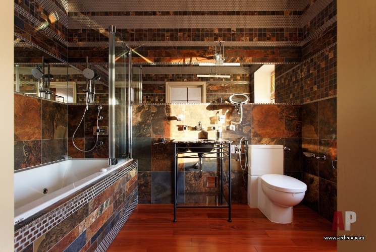 Фото интерьера санузла трехэтажного дома в стиле неоклассика