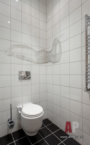 Фото интерьера санузла трехэтажного дома в стиле неоклассика