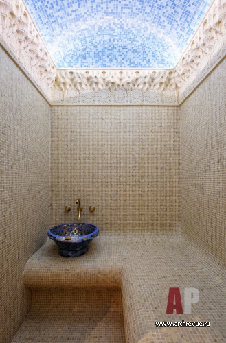 Фото интерьера сауны-хаммама трехэтажного дома в стиле неоклассика