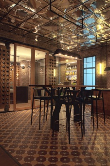 Фото интерьера зала ресторана в стиле фьюжн