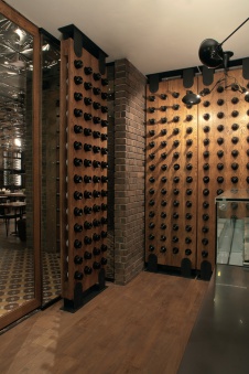 Фото интерьера торгового зала ресторана в стиле фьюжн