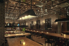 Фото интерьера зала ресторана в стиле фьюжн