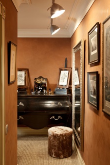 Фото интерьера входной зоны квартиры в стиле фьюжн с предметами искусства