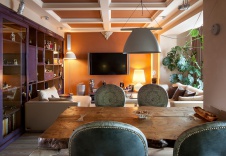 Фото интерьера столовой квартиры в стиле фьюжн с предметами искусства