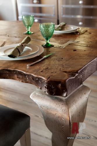 Фото интерьера столовой квартиры в стиле фьюжн с предметами искусства