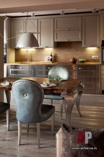 Фото интерьера кухни квартиры в стиле фьюжн с предметами искусства