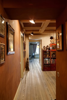 Фото интерьера коридора квартиры в стиле фьюжн с предметами искусства