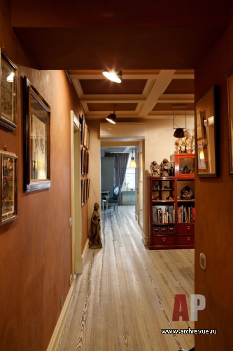 Фото интерьера коридора квартиры в стиле фьюжн с предметами искусства