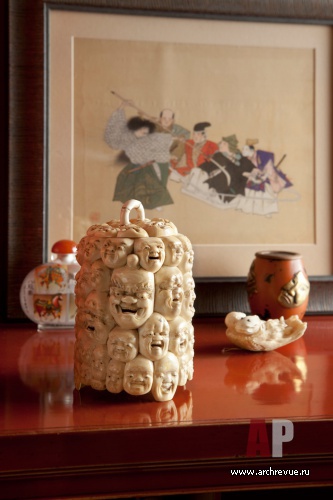 Фото детали интерьера квартиры в стиле фьюжн с предметами искусства